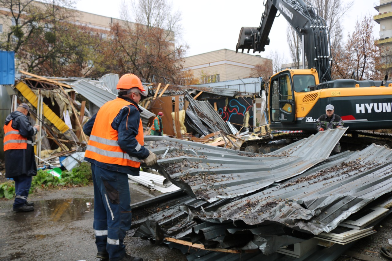 На Виноградарі в Києві відновили демонтаж МАФів: потім там облаштують зелені зони