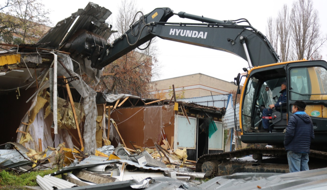 На Виноградарі відновили демонтаж МАФів: потім там облаштують зелені зони