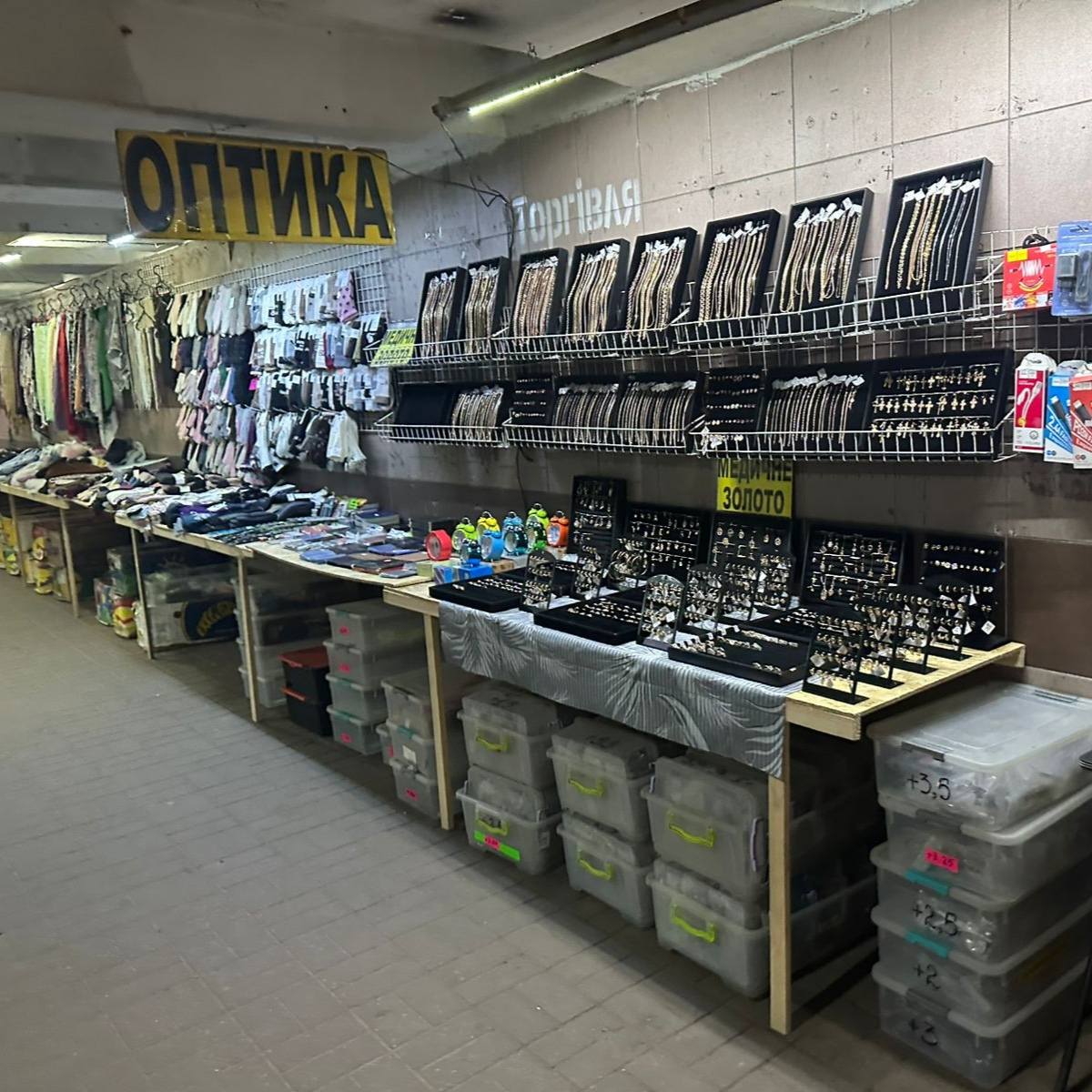 У Києві триває боротьба зі стихійною торгівлею у підземних переходах: фото