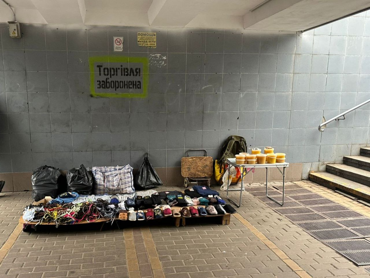 У Києві триває боротьба зі стихійною торгівлею у підземних переходах: фото