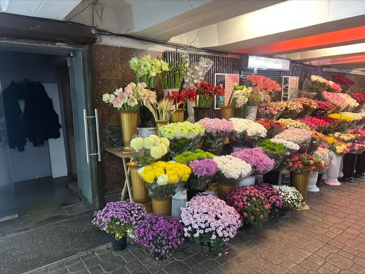 У Києві триває боротьба зі стихійною торгівлею у підземних переходах: фото