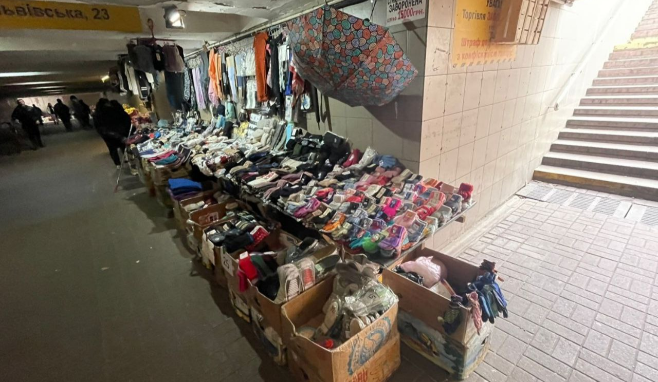 У столиці триває боротьба зі стихійною торгівлею у підземних переходах: фото
