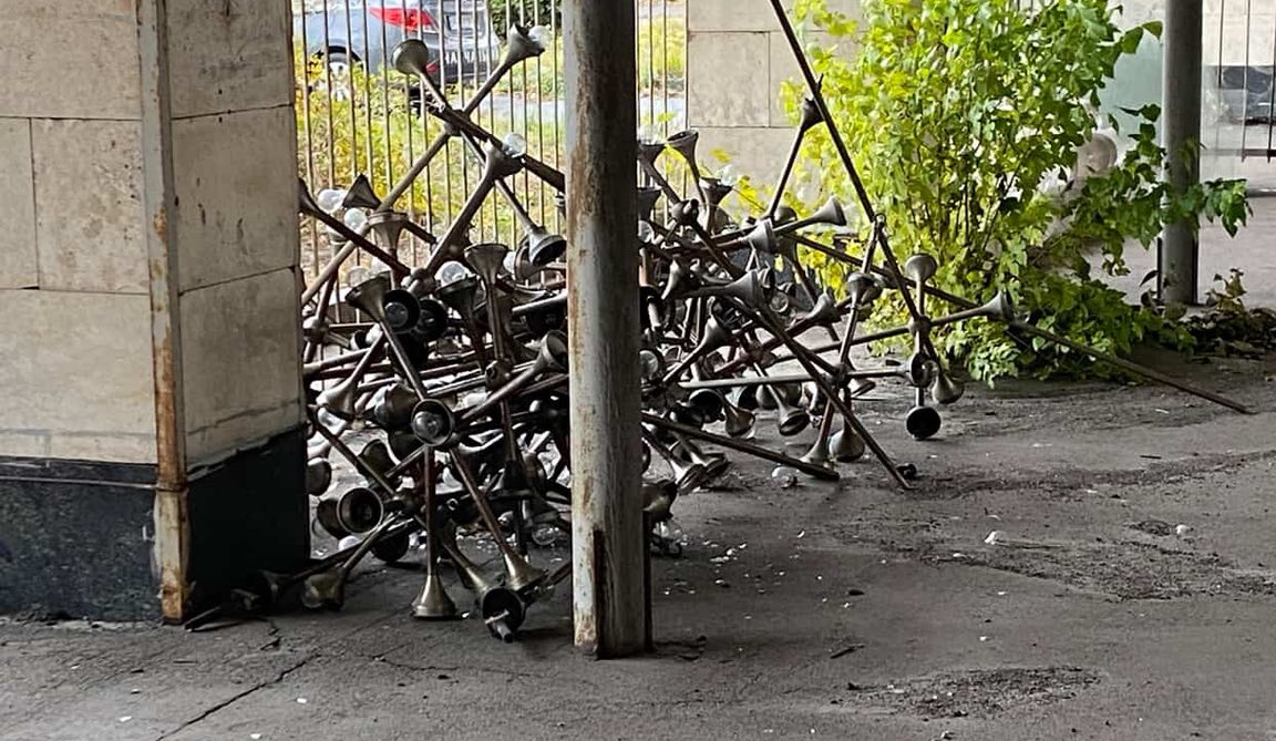 У КПІ спростували чутки про викинуті люстри-молекули: що з ними зроблять