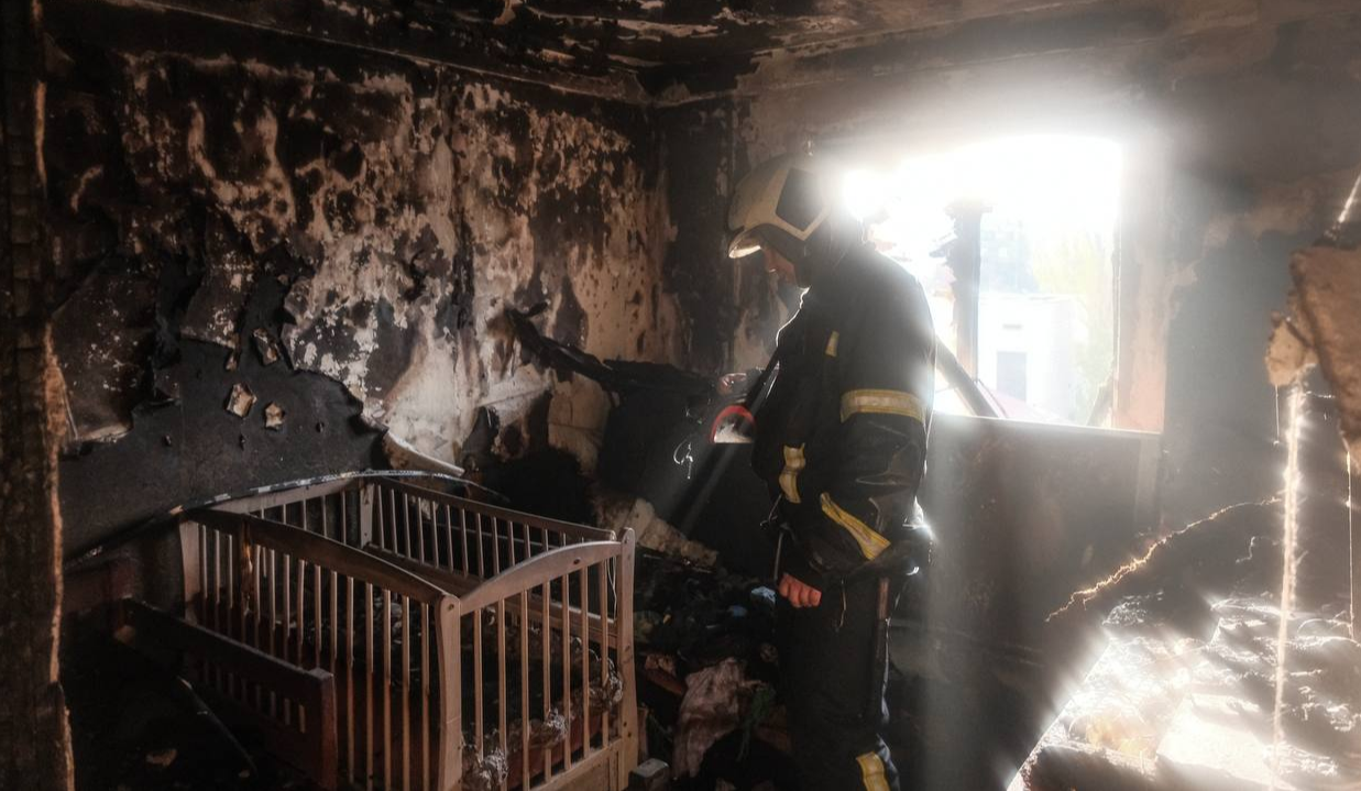Рятувальник під час нічної атаки на Київ гасив полум'я у власній квартирі