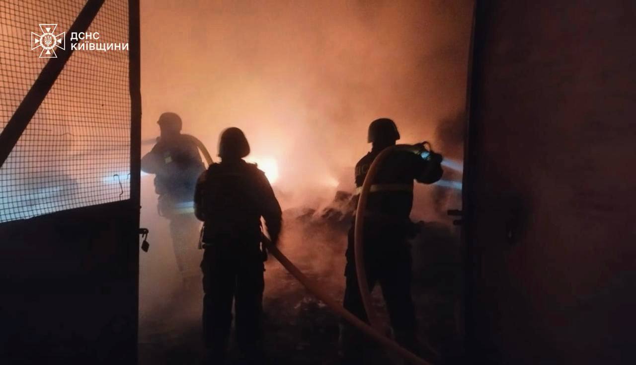 Що відомо про наслідки нічного ракетно-дронового обстрілу Київщини: фото та подробиці