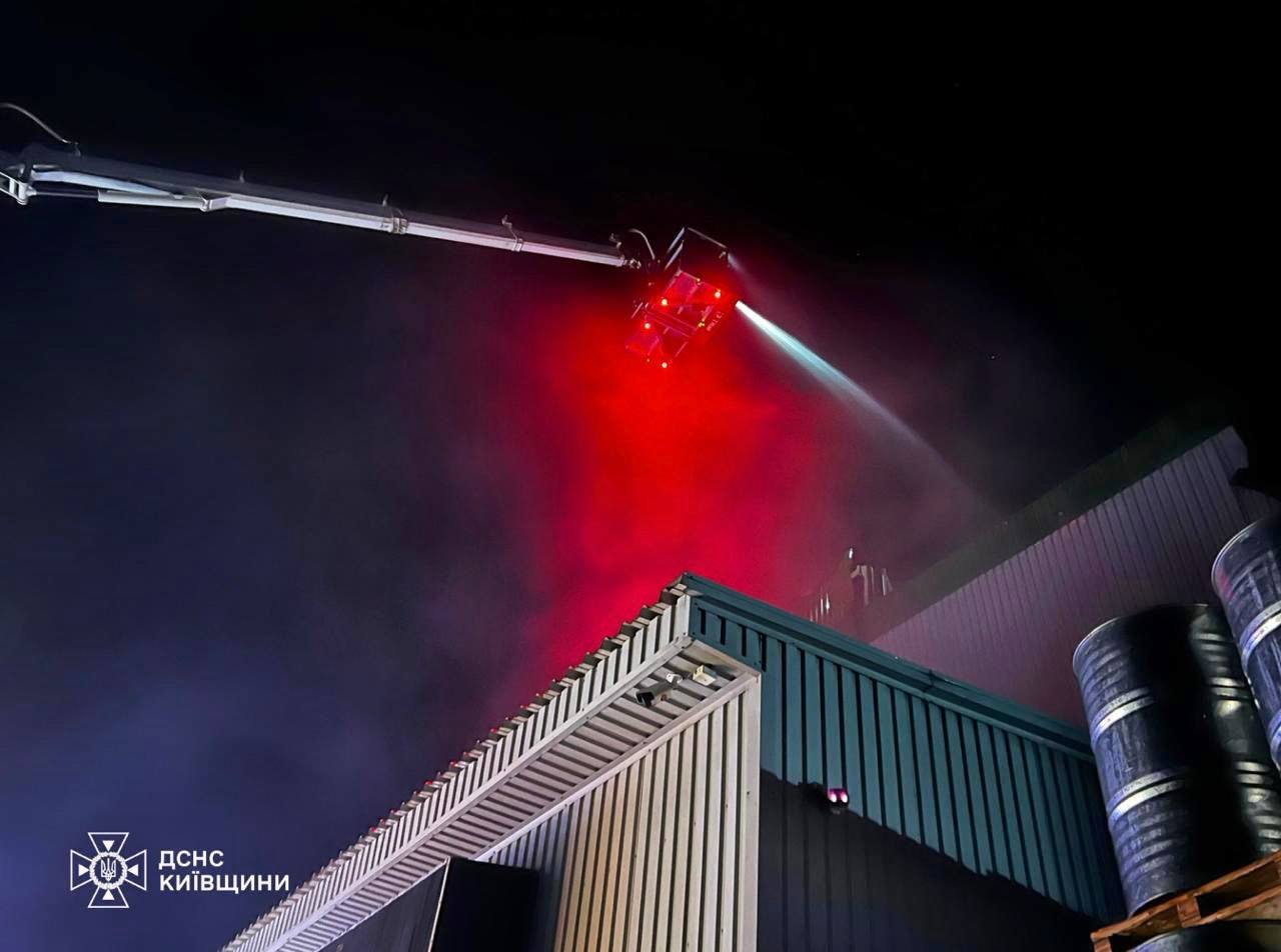 Що відомо про наслідки нічного ракетно-дронового обстрілу Київщини: фото та подробиці