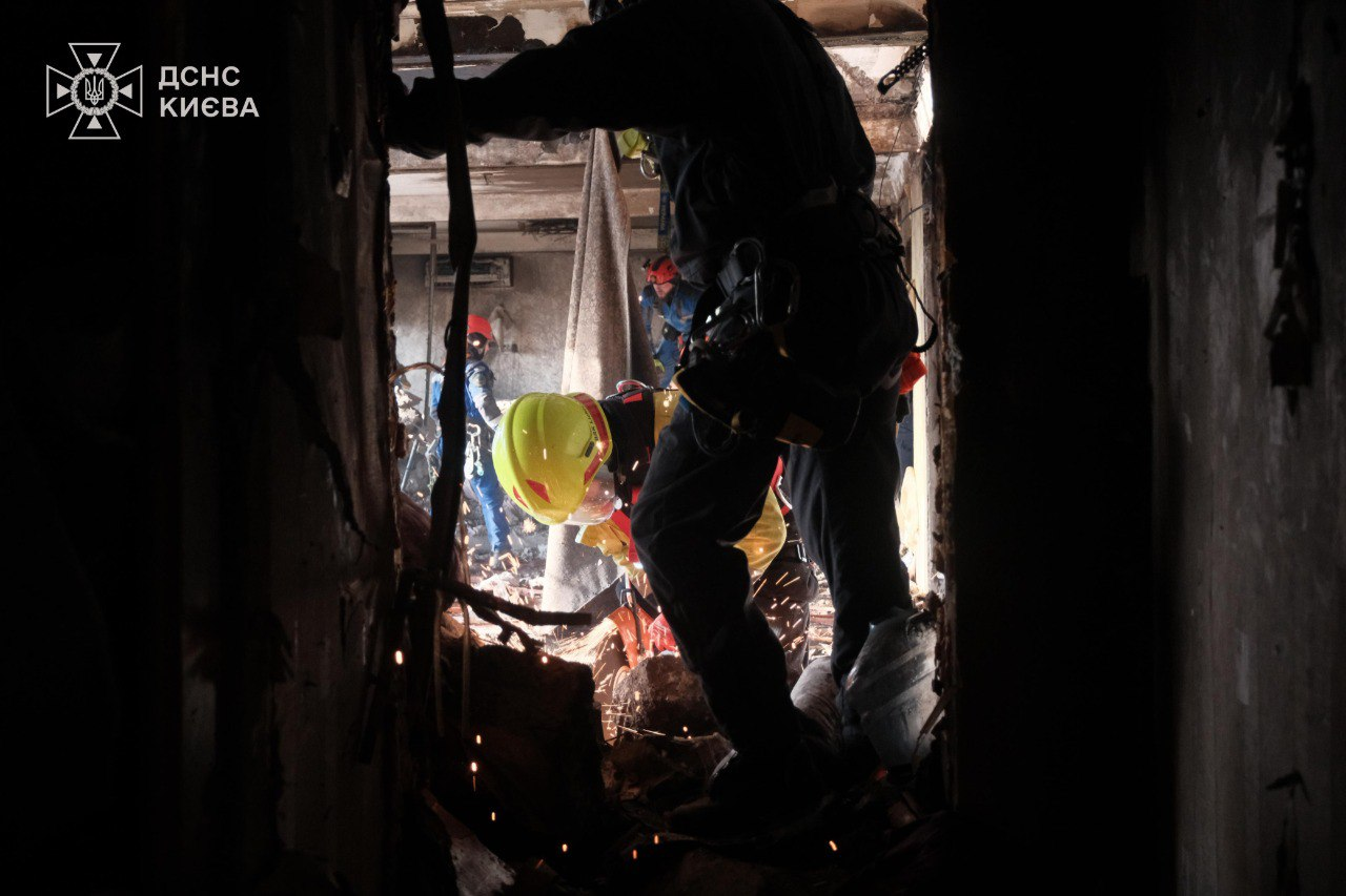 На місці удару БпЛА у Деснянському районі Києва триває пошуково-рятувальна операція — ДСНС