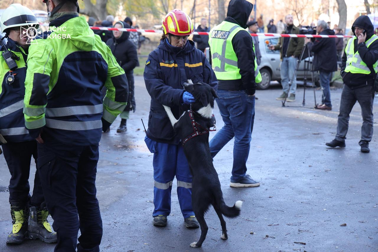 На місці удару БпЛА у Деснянському районі Києва триває пошуково-рятувальна операція — ДСНС