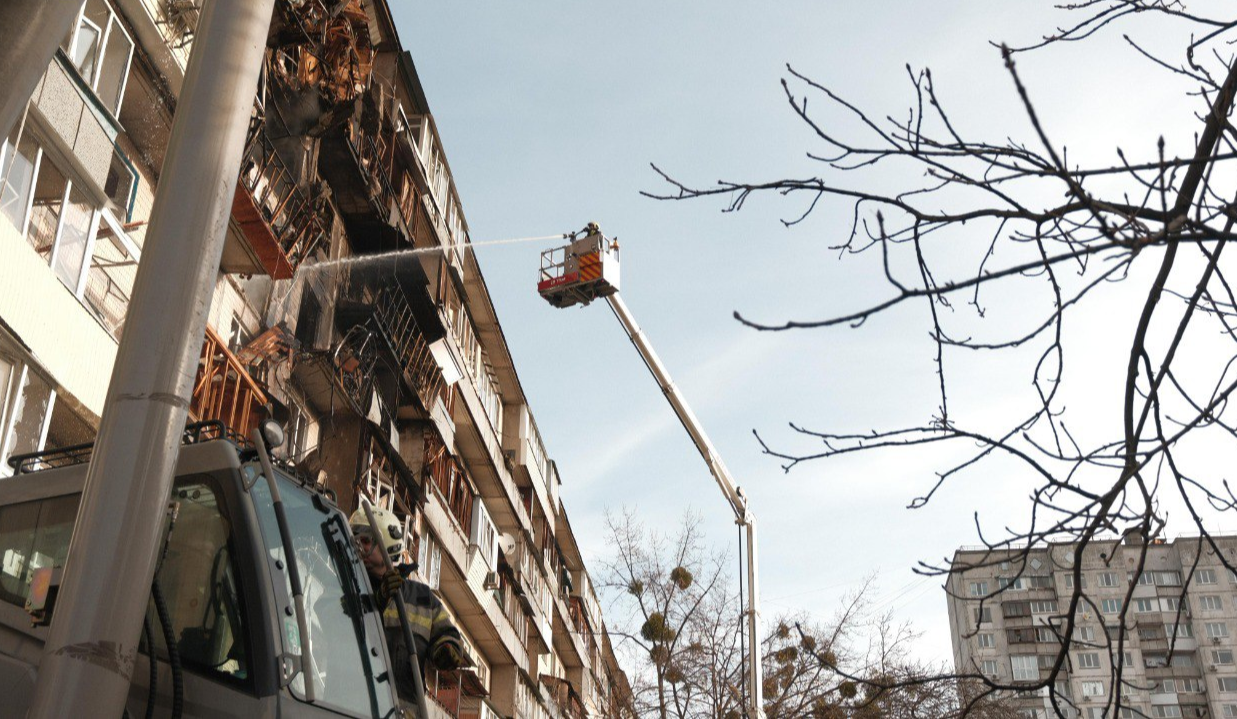 На місці удару БпЛА у Деснянському районі триває пошуково-рятувальна операція — ДСНС