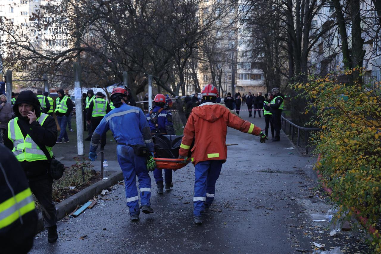 На місці удару БпЛА у Деснянському районі Києва триває пошуково-рятувальна операція — ДСНС