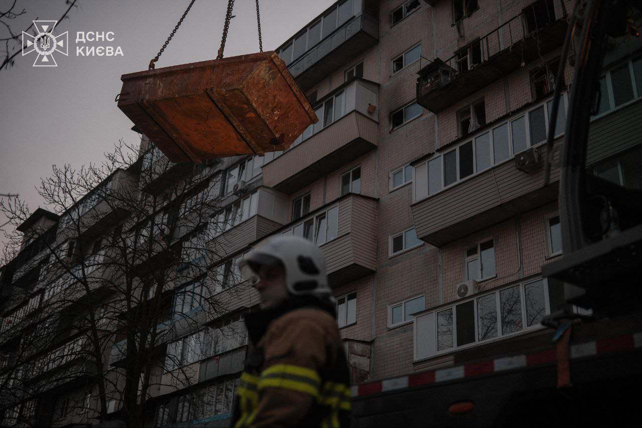 У Деснянському районі Києва завершили пошуково-рятувальні роботи після атаки БпЛА