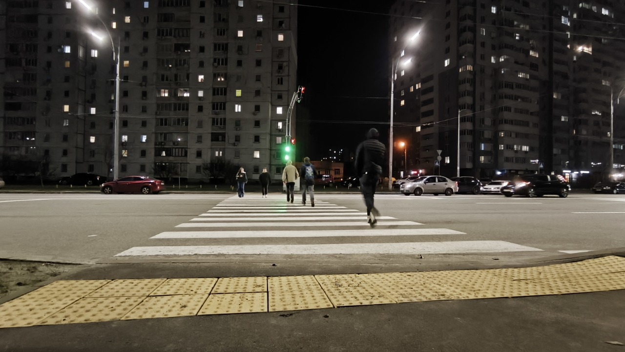 У Деснянському районі Києва з’явився новий безбар’єрний світлофорний об’єкт: фото