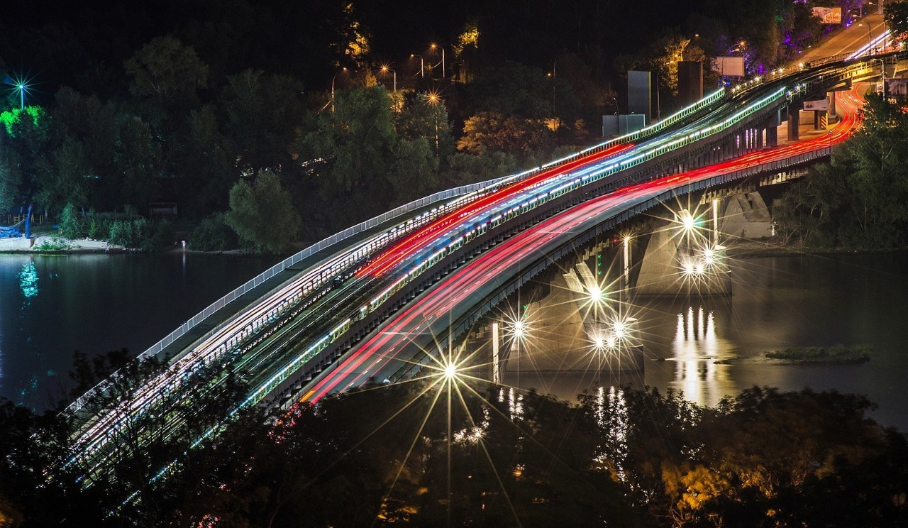 На вихідних у столиці частково обмежили рух мостом Метро: що відомо