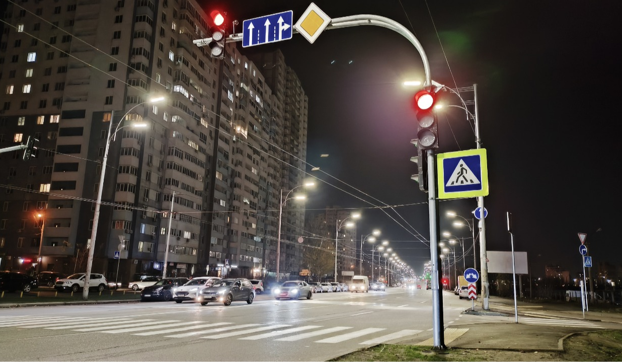 У Деснянському районі з’явився новий безбар’єрний світлофорний об’єкт: фото