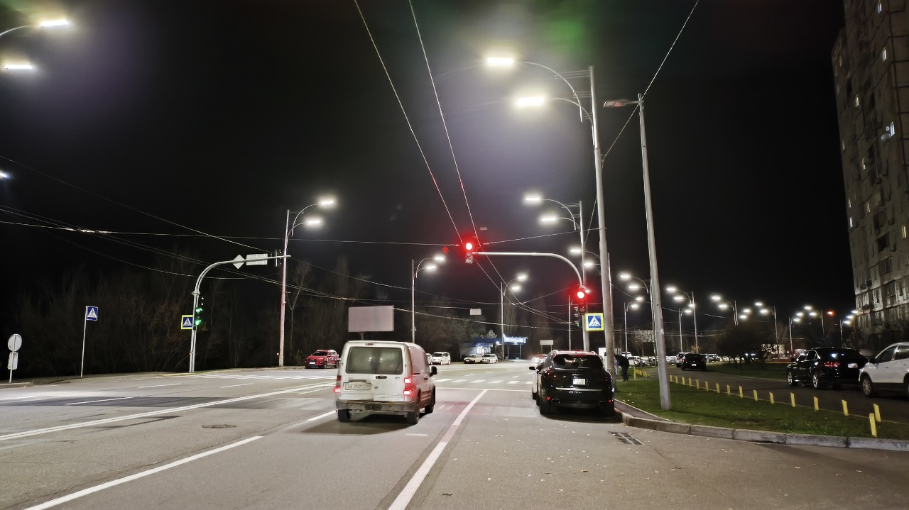 У Деснянському районі Києва з’явився новий безбар’єрний світлофорний об’єкт: фото