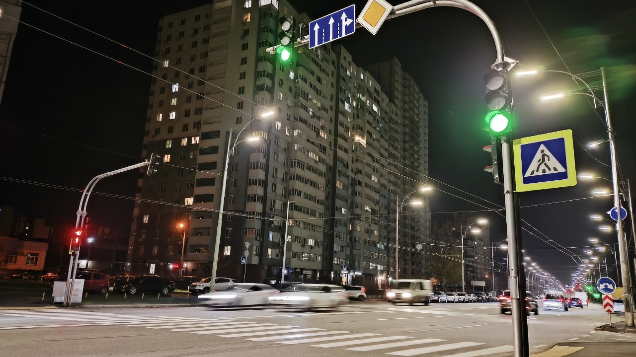 У Деснянському районі Києва з’явився новий безбар’єрний світлофорний об’єкт: фото