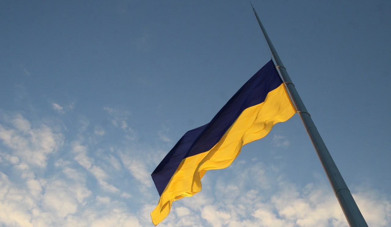 Через сильні пориви вітру у столиці приспустили головний прапор України