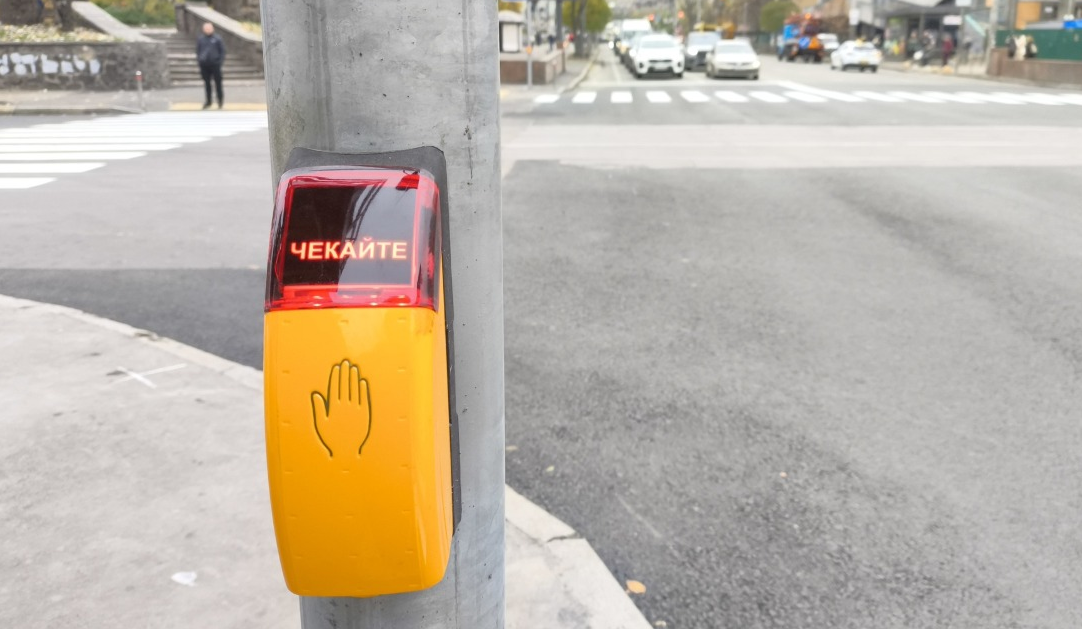 У Дніпровському районі облаштовують новий безбар’єрний світлофорний об’єкт: деталі