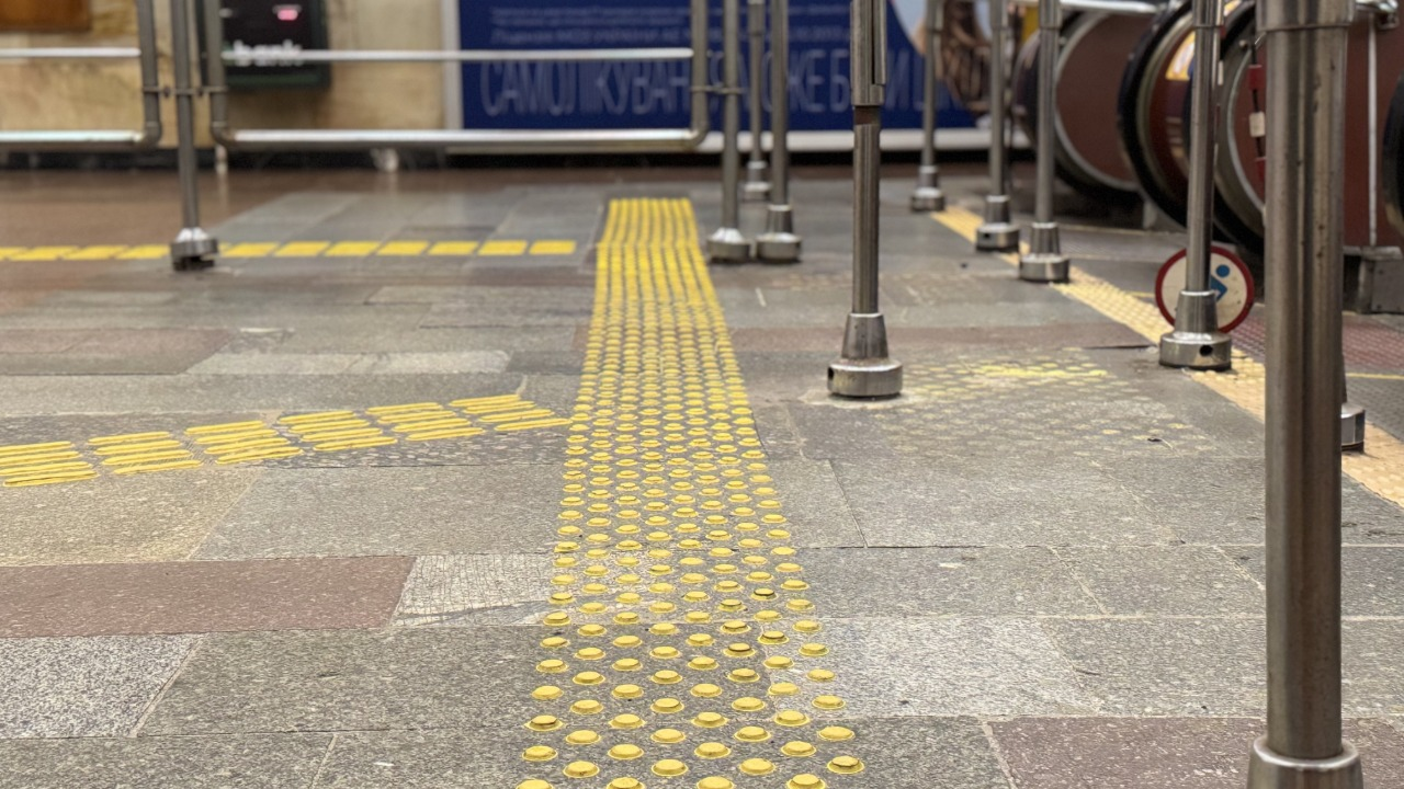 На трьох станціях київської підземки облаштували тактильні смуги: подробиці