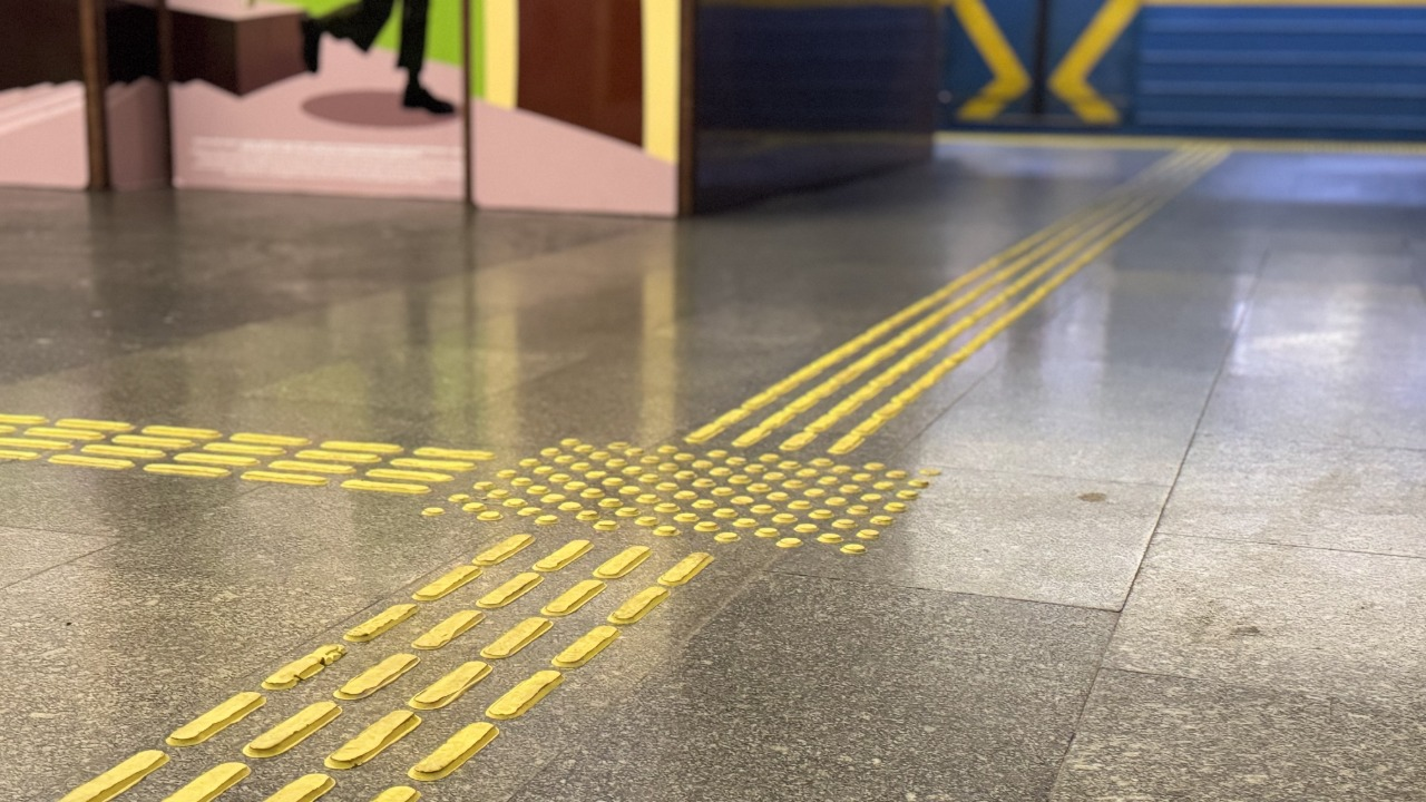 На трьох станціях київської підземки облаштували тактильні смуги: подробиці