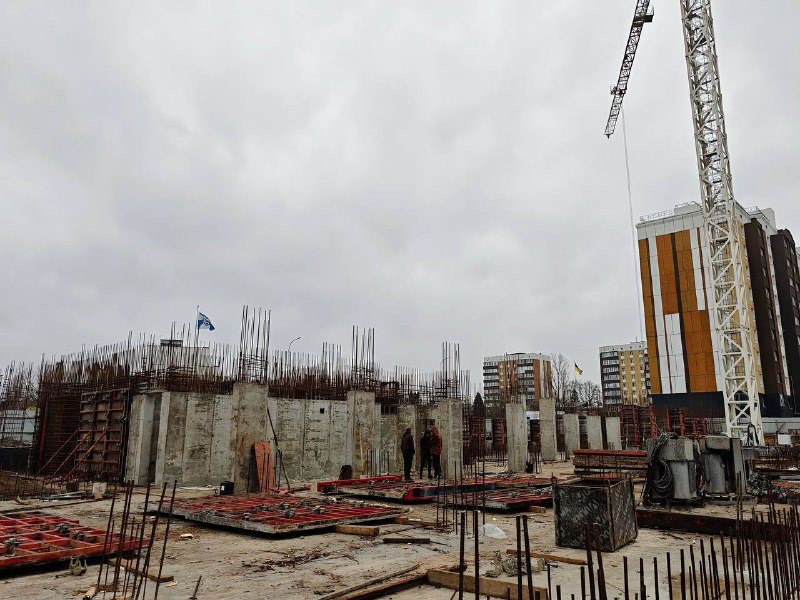 З нуля після обстрілу: у Бородянці на Київщині будують нову багатоповерхівку замість зруйнованої