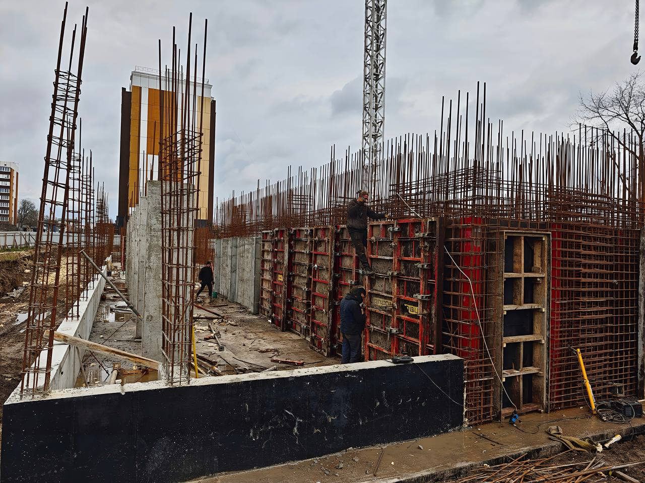 З нуля після обстрілу: у Бородянці на Київщині будують нову багатоповерхівку замість зруйнованої