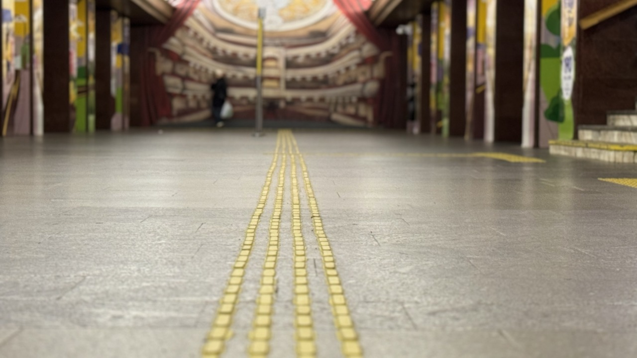 На трьох станціях київської підземки облаштували тактильні смуги: подробиці