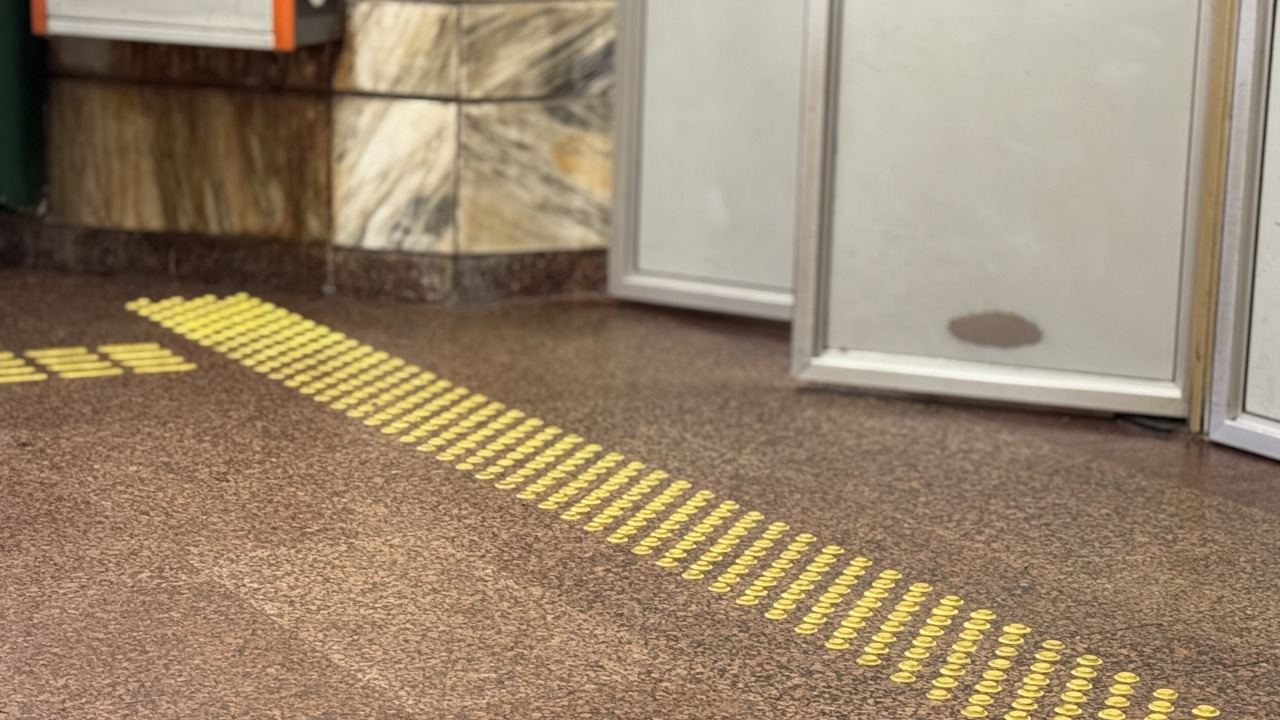 На трьох станціях київської підземки облаштували тактильні смуги: подробиці