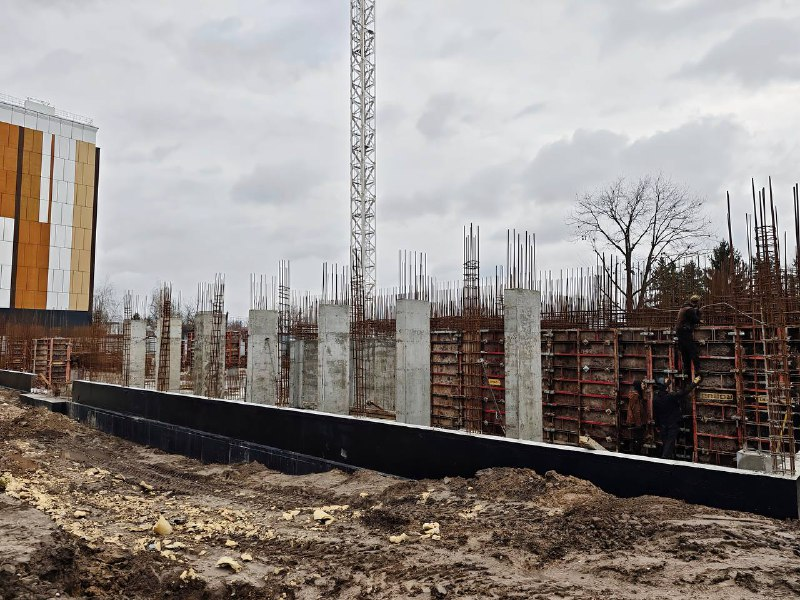 З нуля після обстрілу: у Бородянці на Київщині будують нову багатоповерхівку замість зруйнованої