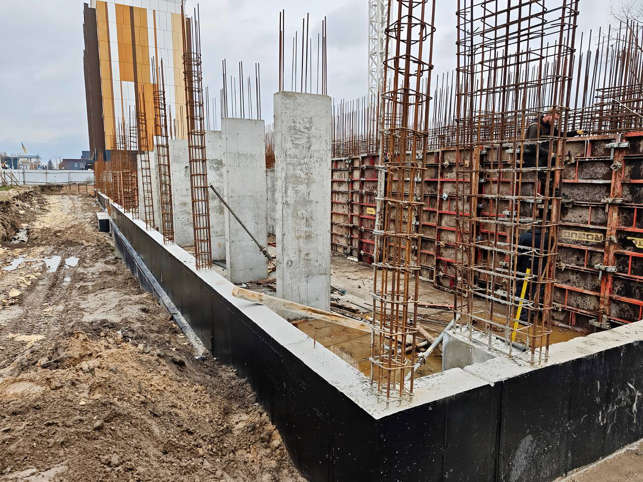 З нуля після обстрілу: у Бородянці на Київщині будують нову багатоповерхівку замість зруйнованої