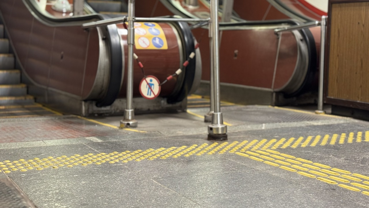 На трьох станціях київської підземки облаштували тактильні смуги: подробиці