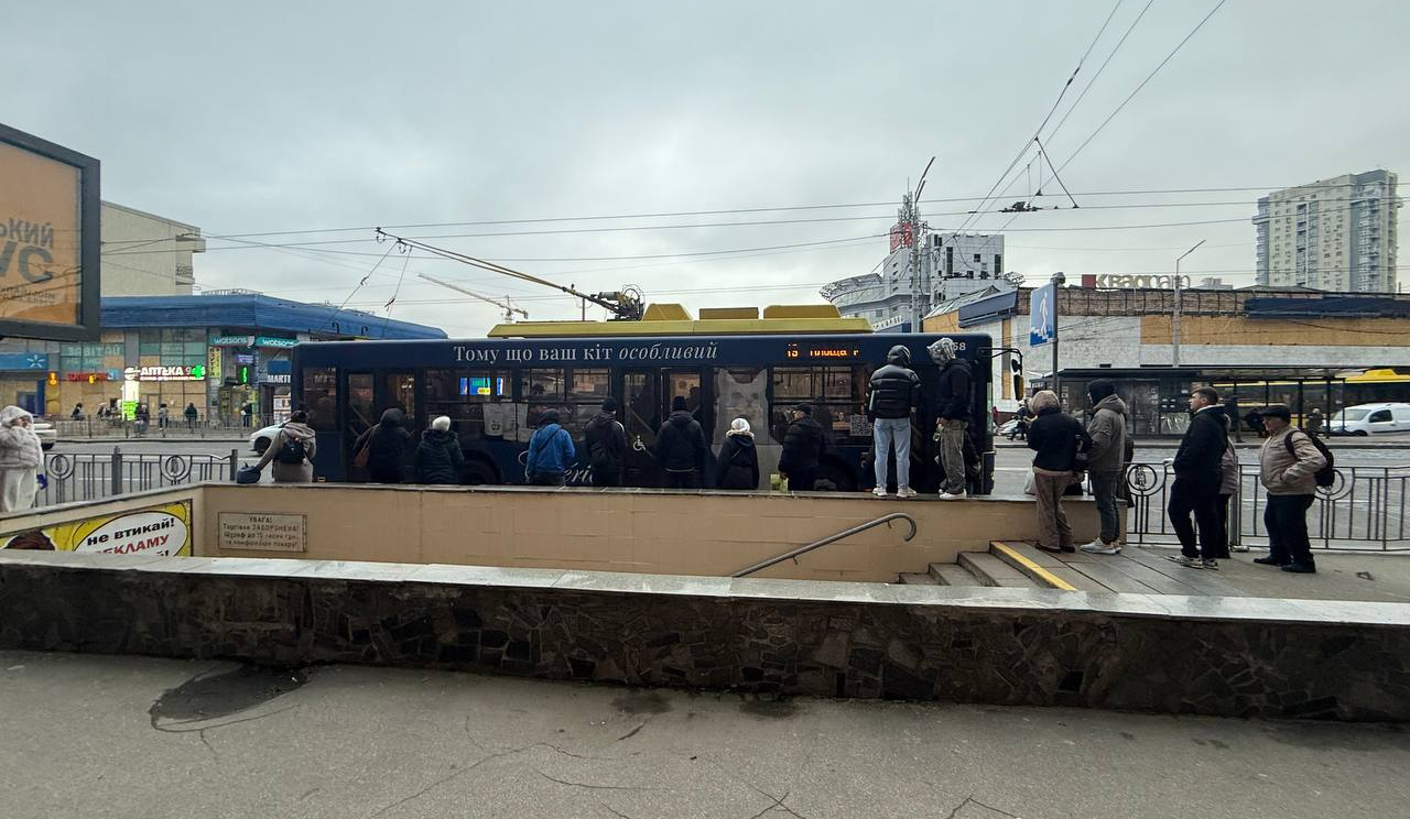 На Лук’янівці заблокована зупинка: пасажирів висаджують у підземний перехід