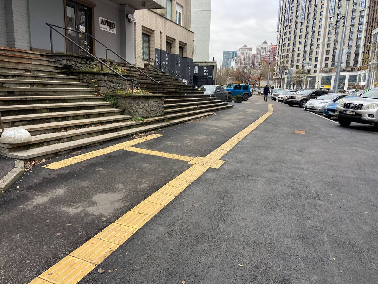 У Шевченківському районі Києва облаштували безбар’єрний підхід до соціального об’єкта