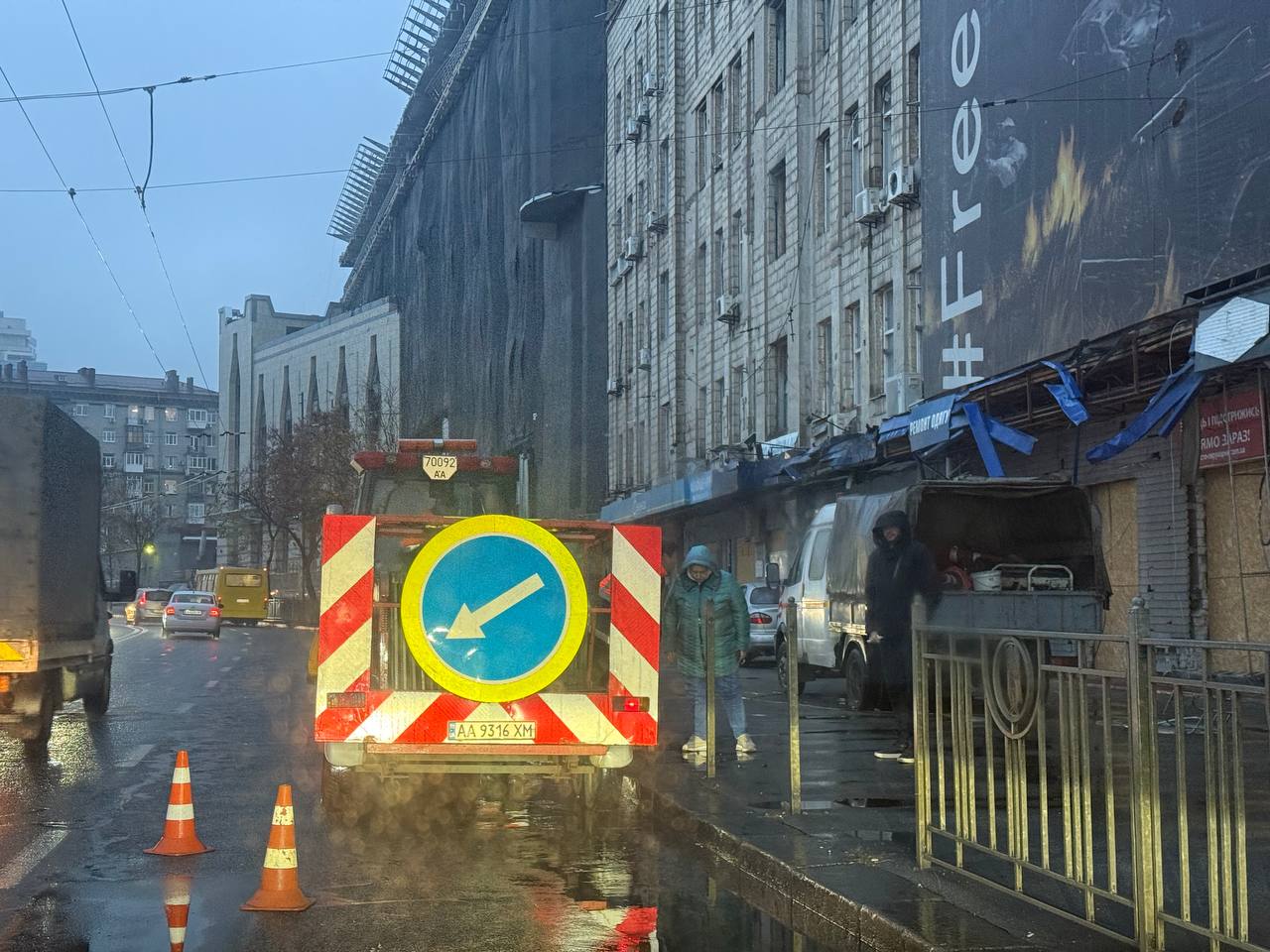 Комунальні служби вже почали зрізати паркан для облаштування нової зупинки на Лукʼянівці у Києві