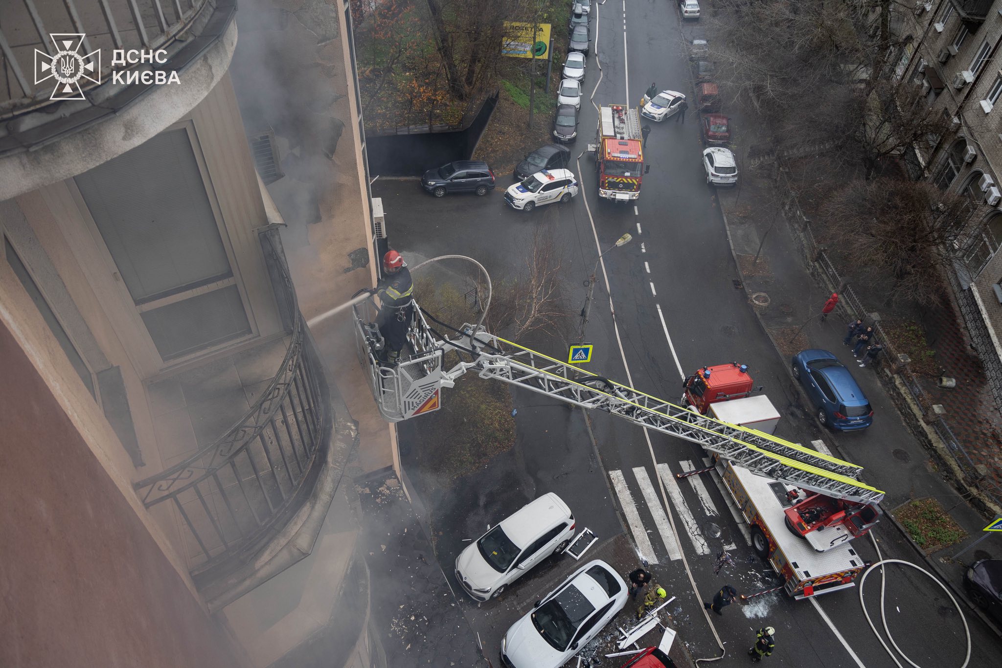 Пожежа у багатоповерхівці в центрі Києва: попередньо, вибухнула зарядна станція