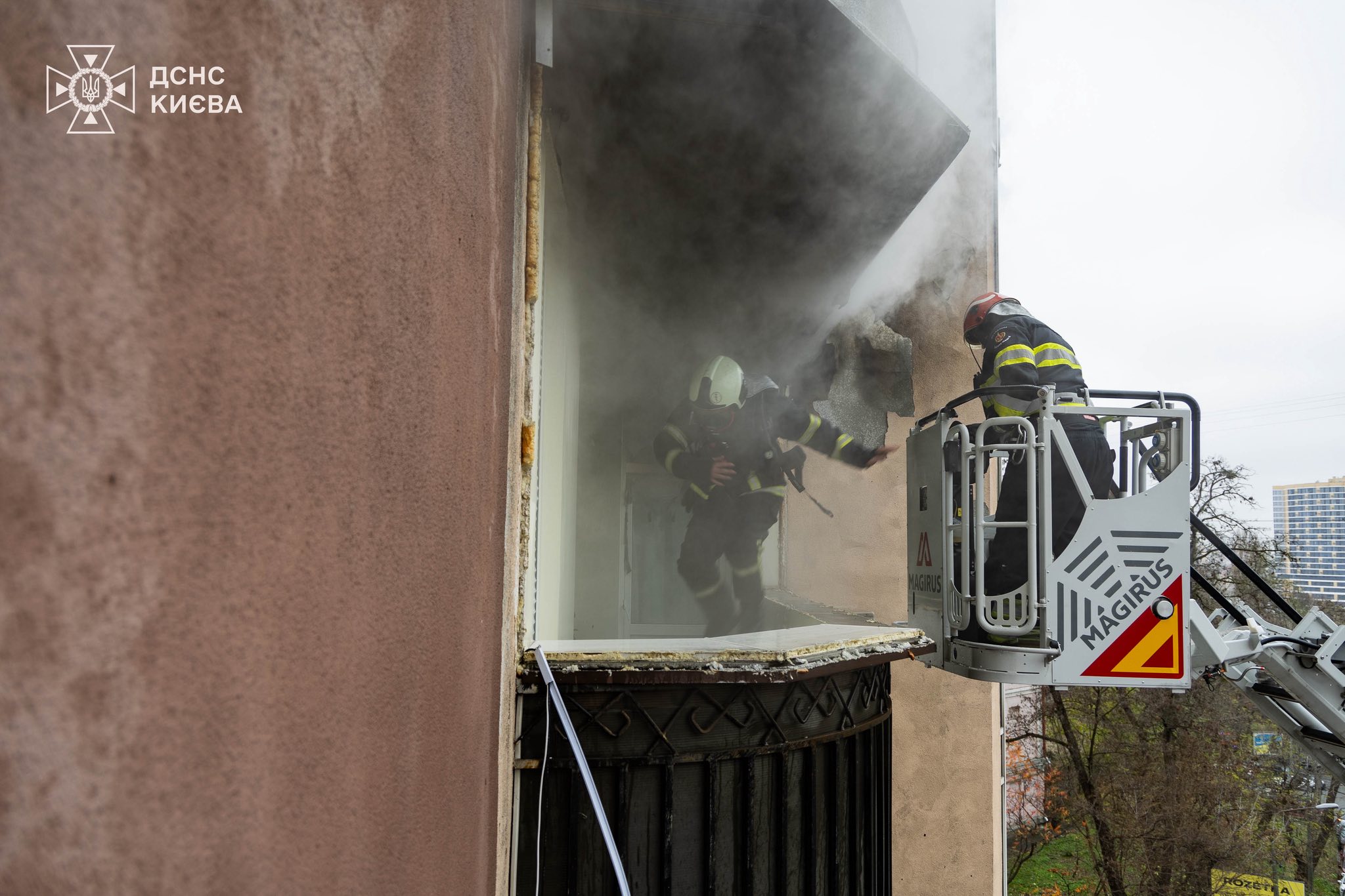 Пожежа у багатоповерхівці в центрі Києва: попередньо, вибухнула зарядна станція