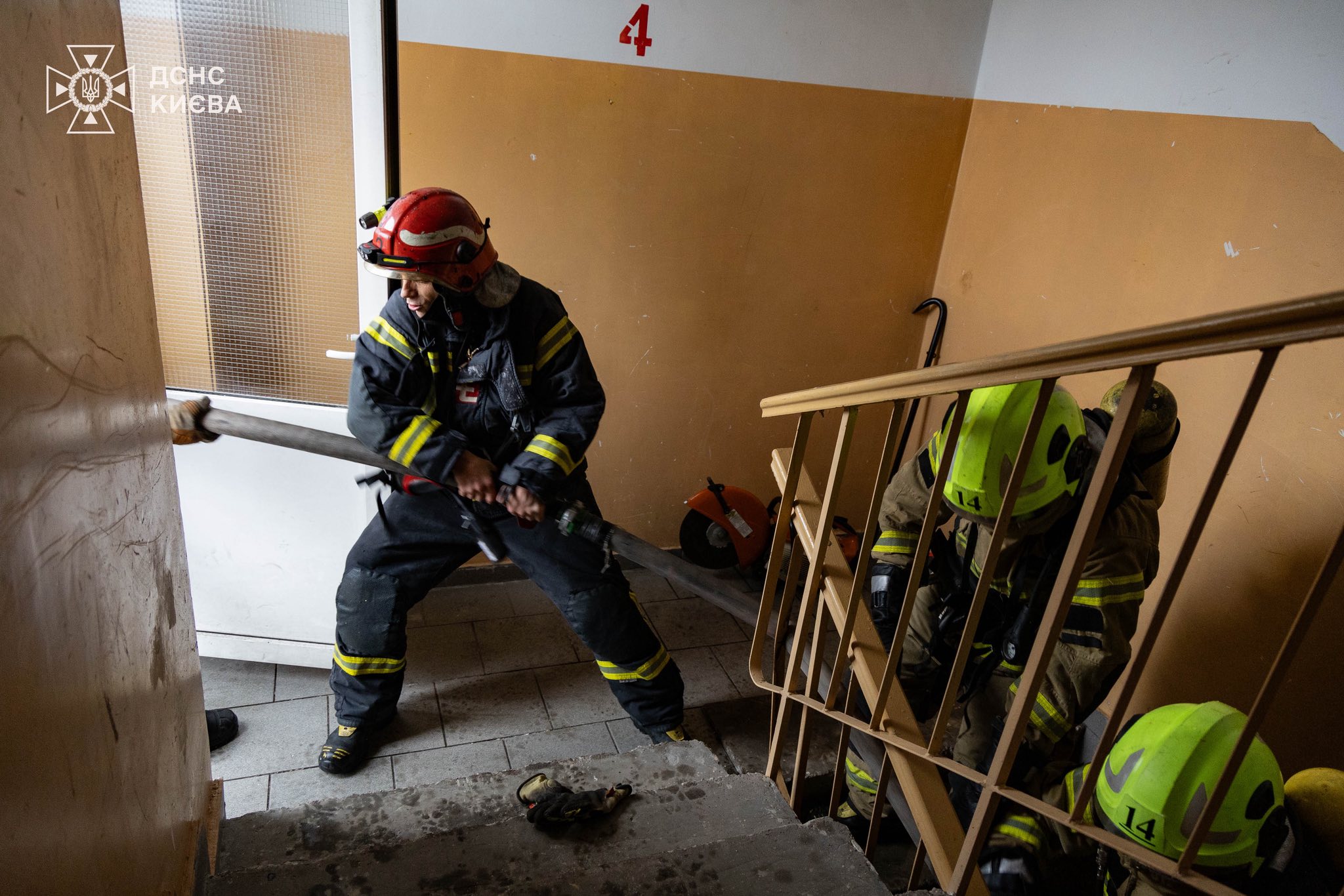 Пожежа у багатоповерхівці в центрі Києва: попередньо, вибухнула зарядна станція