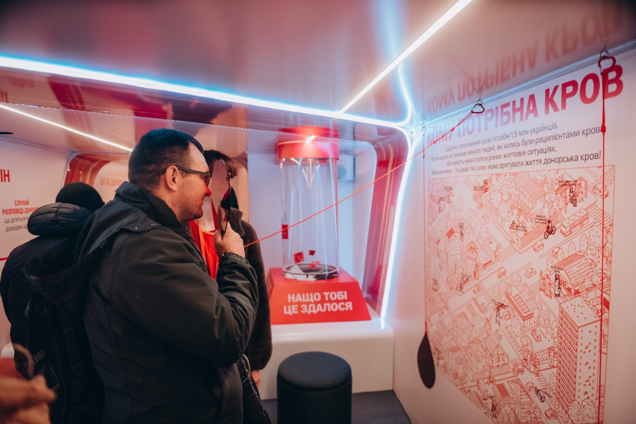 Донорський хаб "Теплокровні" презентував інтерактивну виставку про кров і анонсував продовження "Теплих вихідних"