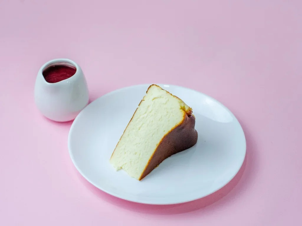 На Подолі у Києві відкрилася кондитерська Bento&Cake Club: адреса, меню та ціни