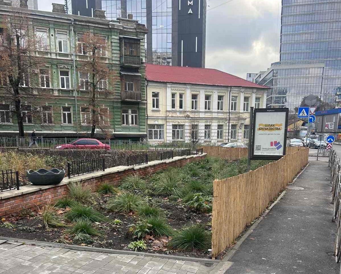 У Голосіївському районі встановлюють захисні конструкції