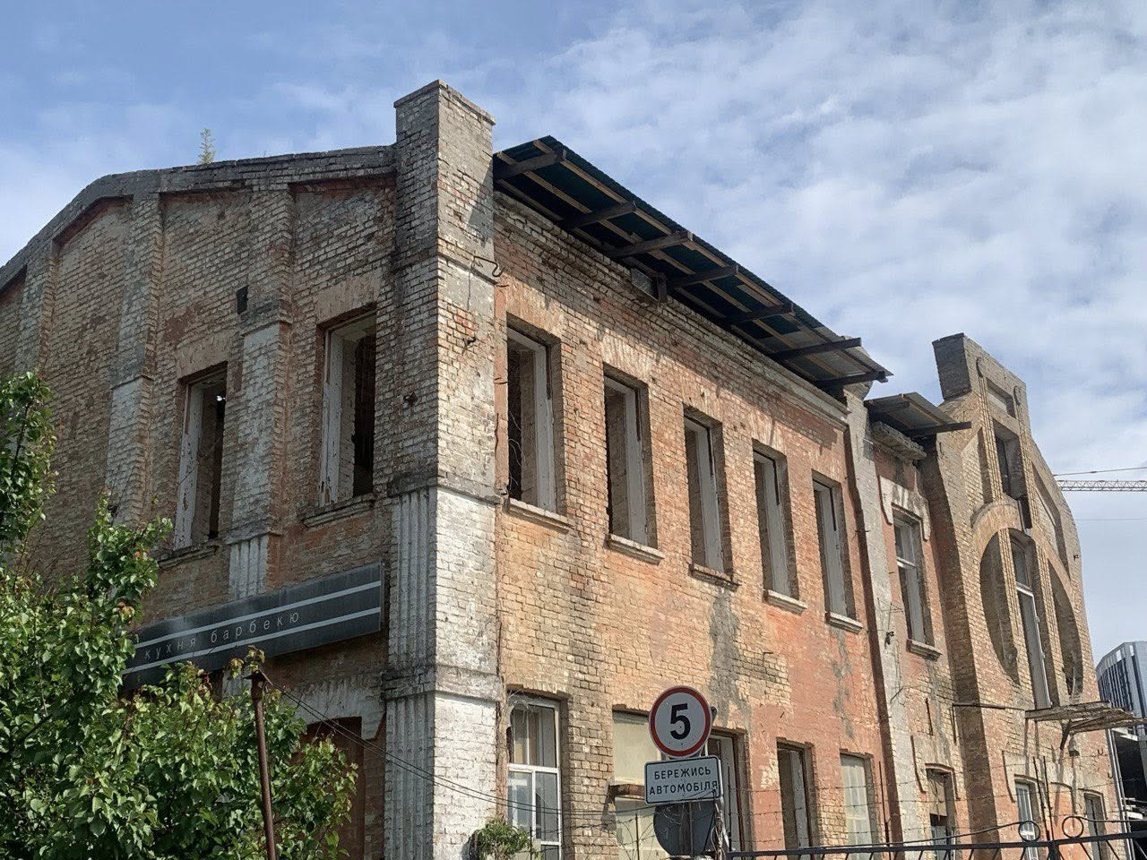 Трамвайно-тролейбусне управління на Лук’янівці в Києві почали закривати будівельним сукном