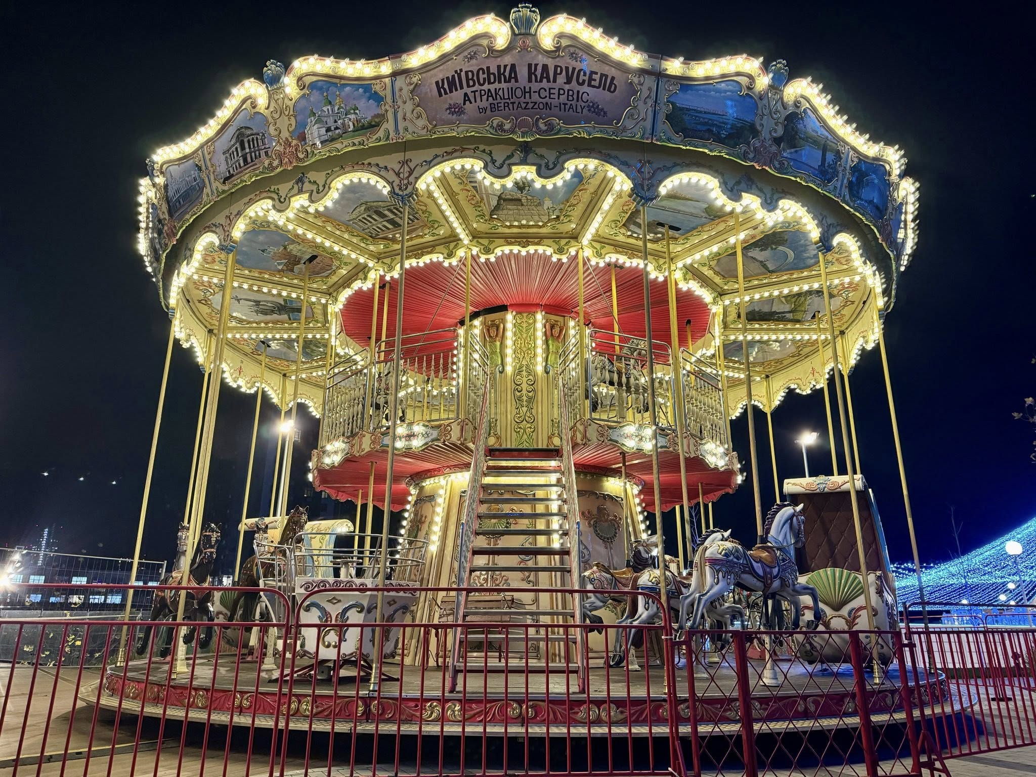 Біля ТРЦ River Mall у Києві відкрили "Кришталеву ковзанку": фото, графік роботи та ціни