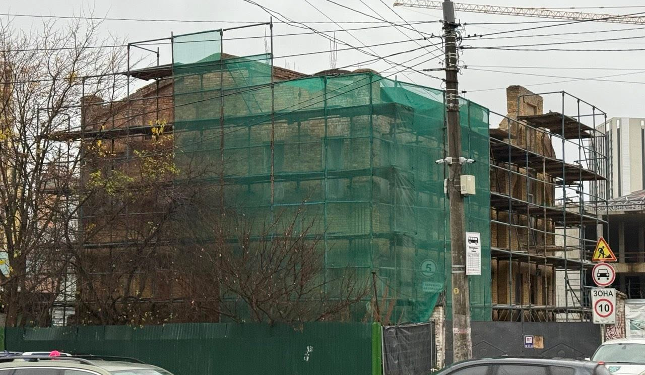 Трамвайно-тролейбусне управління на Лук’янівці почали закривати будівельним сукном