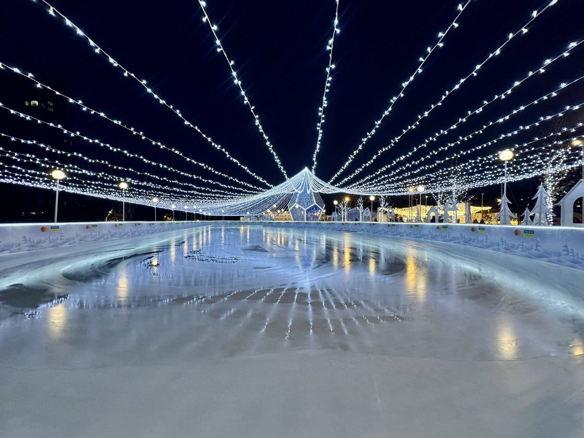 Біля ТРЦ River Mall у Києві відкрили "Кришталеву ковзанку": фото, графік роботи та ціни
