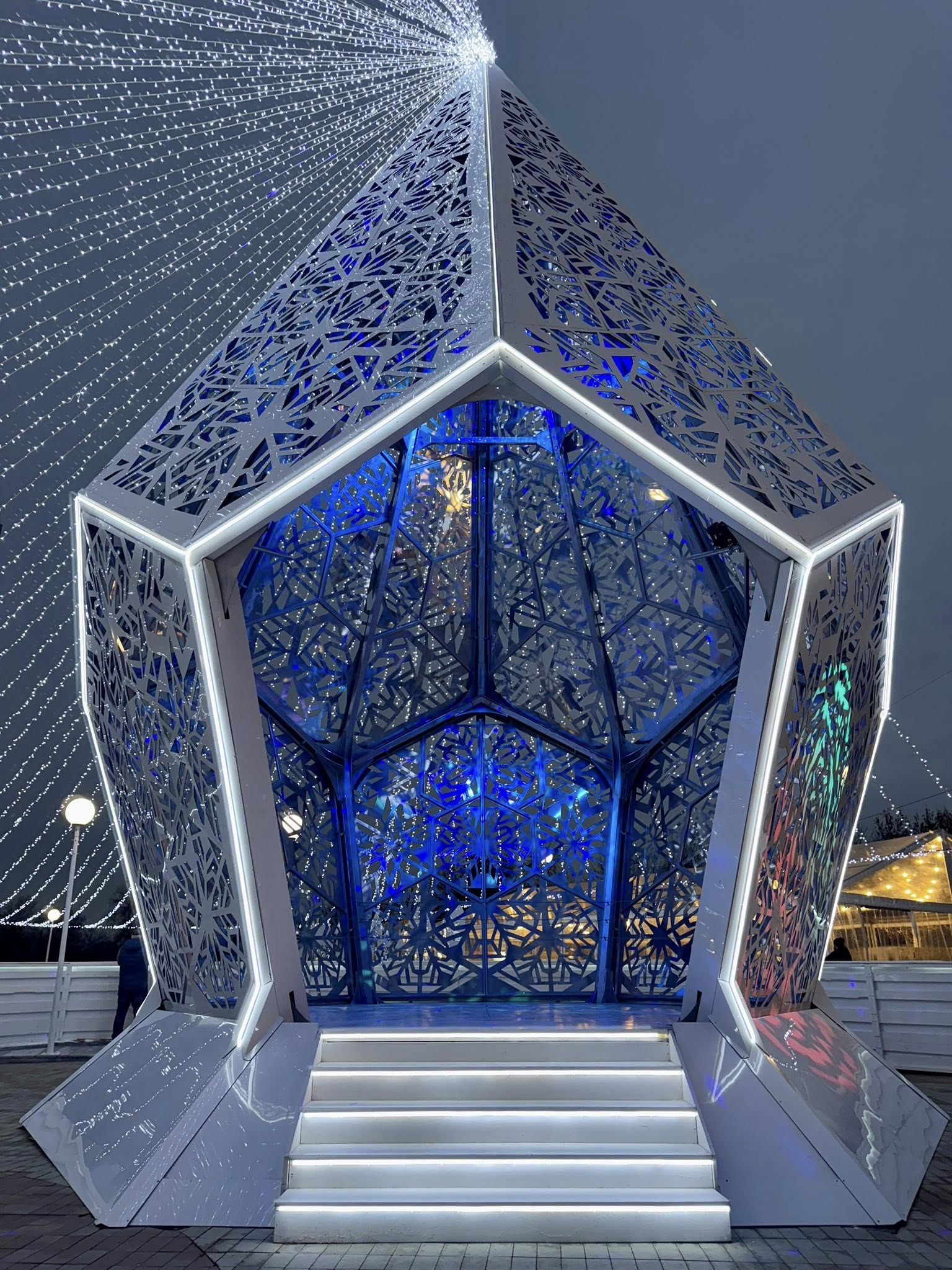 Біля ТРЦ River Mall у Києві відкрили "Кришталеву ковзанку": фото, графік роботи та ціни