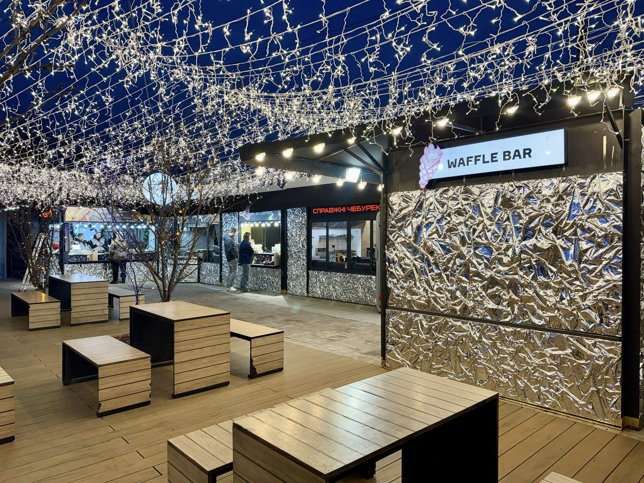 Біля ТРЦ River Mall у Києві відкрили "Кришталеву ковзанку": фото, графік роботи та ціни