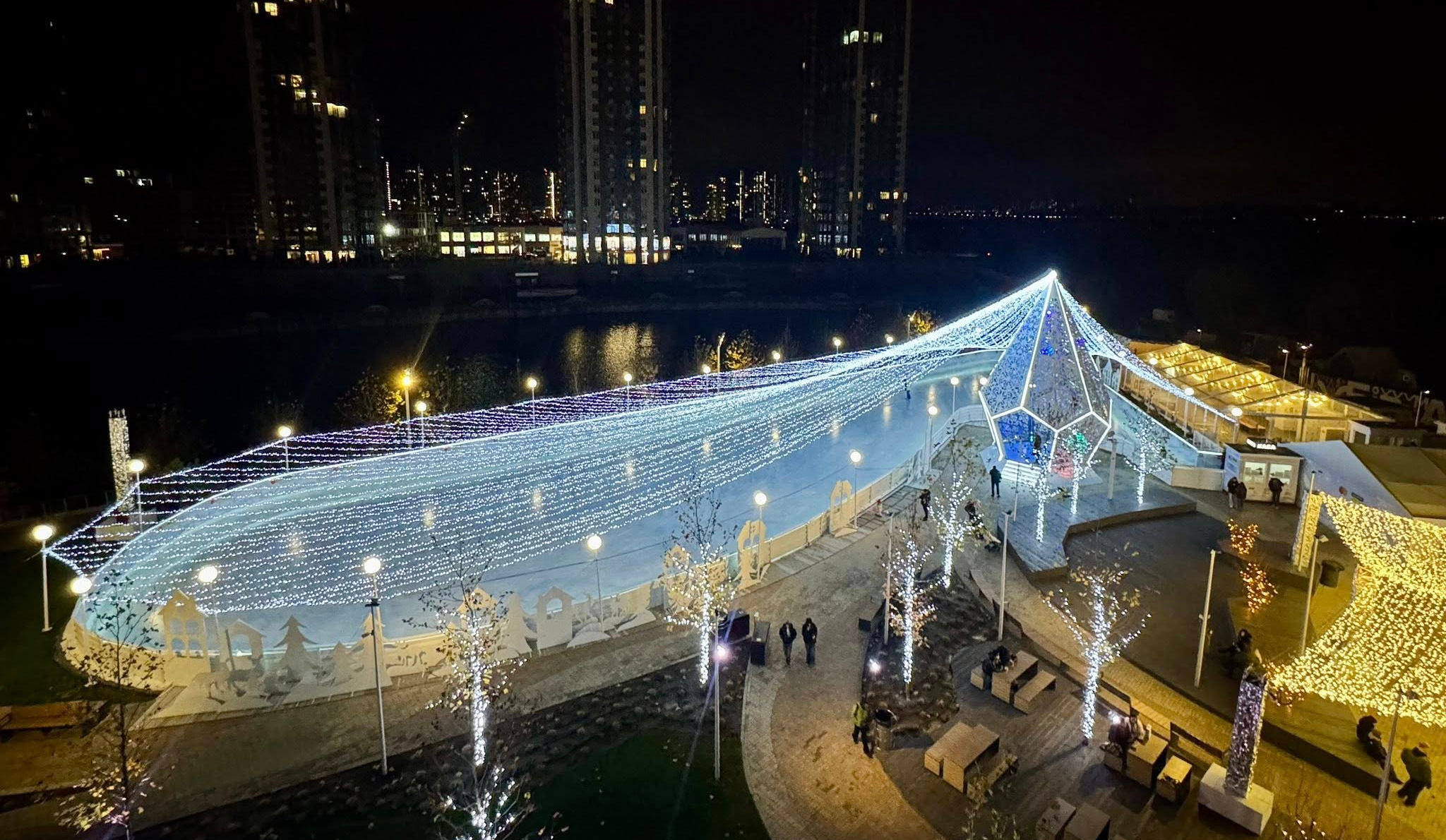 Біля ТРЦ River Mall відкрили "Кришталеву ковзанку": фото, графік роботи та ціни