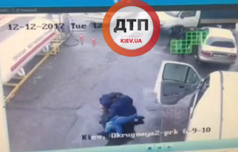 В Киеве неизвестные избили бойца АТО (видео)