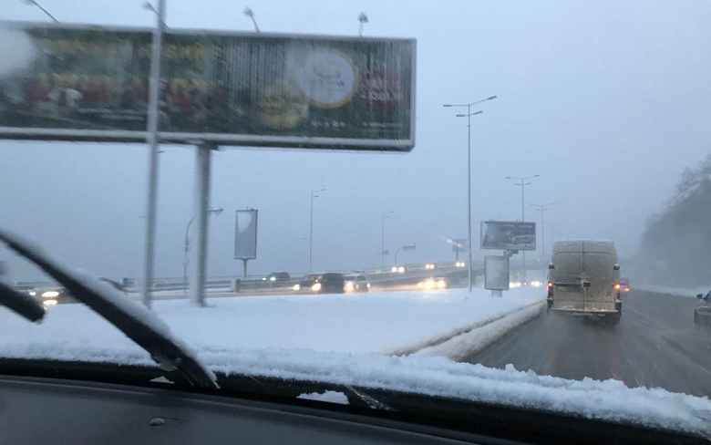 Снегопад в Киеве: на каких дорогах сейчас пробки