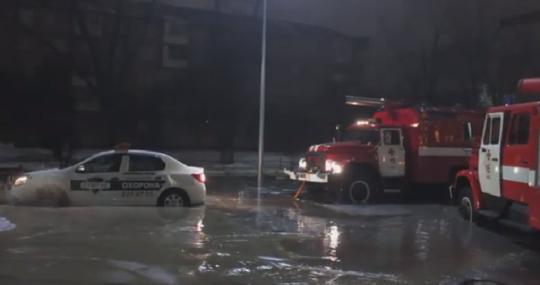 На затопленном бульваре Верховной Рады застряли аварийные автомобили (фото, видео)